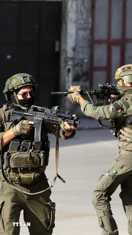 Binh sỹ Israel được triển khai tại thành phố Nablus, Bờ Tây. (Ảnh: THX/TTXVN)