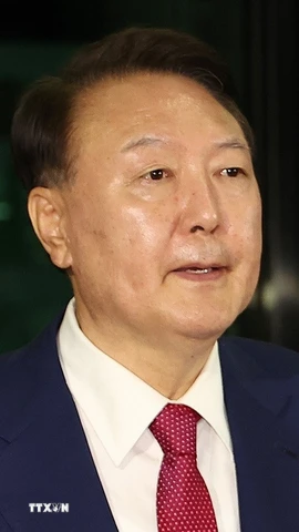 Cựu Tổng thống Hàn Quốc Yoon Suk Yeol rời Văn phòng công tố cấp cao Seoul ngày 6/7. (Ảnh: Yonhap/TTXVN)