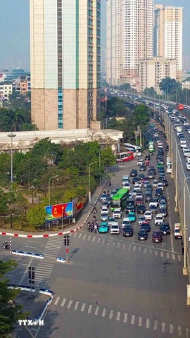 Xe ôtô tham gia giao thông tại tuyến đường Vành đai 3 Hà Nội. (Ảnh: Phạm Kiên/TTXVN)