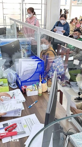 Người dân giải quyết thủ tục hành chính tại Trung tâm Phục vụ hành chính công thành phố Cần Thơ. (Ảnh: Thanh Liêm/TTXVN)