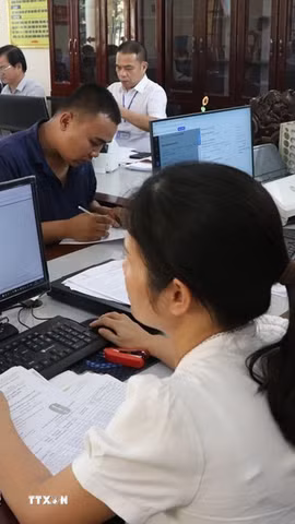 Cán bộ, công chức tiếp nhận hồ sơ, hướng dẫn, giải quyết thủ tục hành chính cho người dân, doanh nghiệp tại Trung tâm phục vụ hành chính công xã Kim Thành, thành phố Hải Phòng. (Ảnh: Mạnh Minh/TTXVN)