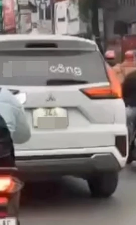 Hình ảnh chiếc xe được người đi đường ghi lại.