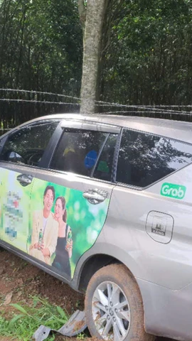 Ôtô 7 chỗ mất lái lao ra khỏi cao tốc Phan Thiết - Dầu Giây.
