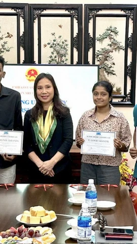 Đại sứ Việt Nam tại Sri Lanka Trịnh Thị Tâm trao học bổng toàn phần của Trường Đại học Cửu Long cho sinh viên Sri Lanka.