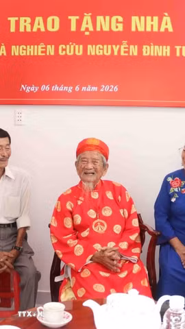 Niềm vui của cụ Nguyễn Đình Tư trong căn hộ mới. (Ảnh: Xuân Khu/TTXVN)
