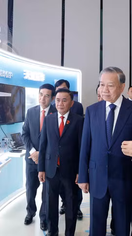 Tổng Bí thư, Chủ tịch nước Tô Lâm nghe giới thiệu về Trung tâm hợp tác ứng dụng AI Trung Quốc- ASEAN. (Ảnh: Thống Nhất/TTXVN)