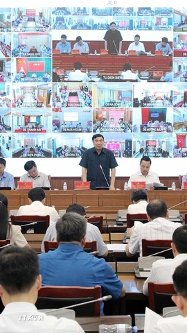 Toàn cảnh hội nghị về xây dựng nhà ở cho đồng bào bị thiệt hại do mưa lũ và xóa nhà tạm, nhà dột nát. (Ảnh: Trung Kiên/TTXVN)