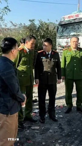 Lãnh đạo Công an tỉnh Lạng Sơn trực tiếp chỉ đạo công tác điều tra làm rõ nguyên nhân vụ tai nạn tại hiện trường. (Ảnh: TTXVN phát)