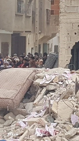 Lực lượng cứu hộ tại hiện trường vụ sập 2 tòa nhà liền kề ở thành phố Fes, Đông Bắc Maroc. (Ảnh: THX/TTXVN)