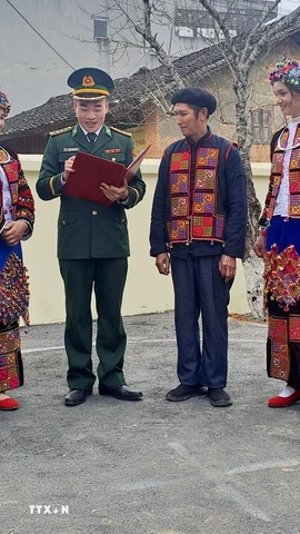 Cán bộ Bộ đội biên phòng tuyên truyền pháp luật cho người dân. (Ảnh: Đức Thọ/TTXVN)