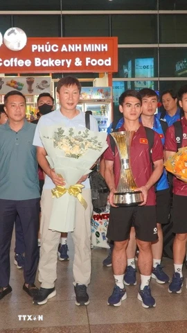 Đội tuyển U23 Việt Nam và Cúp vô địch đã về tới Thành phố Hồ Chí Minh. (Ảnh: Trung Tuyến/TTXVN)