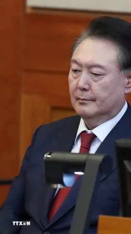 cựu Tổng thống Hàn Quốc Yoon Suk Yeol trong phiên điều trần tại phiên tòa luận tội liên quan đến việc áp đặt thiết quân luật ở Seoul. (Ảnh: THX/TTXVN)