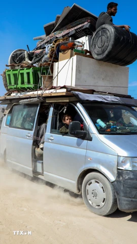 Người dân Palestine trở về nhà tại Dải Gaza. (Ảnh: THX/TTXVN)