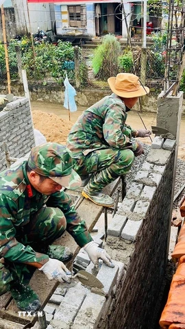 Chiến sỹ lữ đoàn 574 khẩn trương triển khai công tác xây nhà cho nhân dân ngay trong ngày đầu Năm Mới 2026. (Ảnh: TTXVN phát)