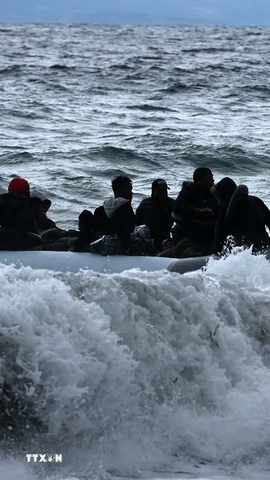 Người di cư trên trên thuyền ở ngoài khơi đảo Lesbos, Hy Lạp. (Ảnh: THX/TTXVN)