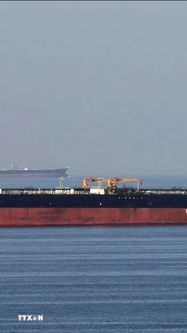 Tàu chở dầu di chuyển qua eo biển Hormuz. (Ảnh: Reuters/TTXVN)