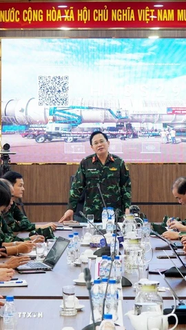 Đại tá Phạm Minh Nhật, Phó Cục trưởng Cục Xăng dầu, thông tin tại buổi họp báo. (Ảnh: Phạm Cường/TTXVN)