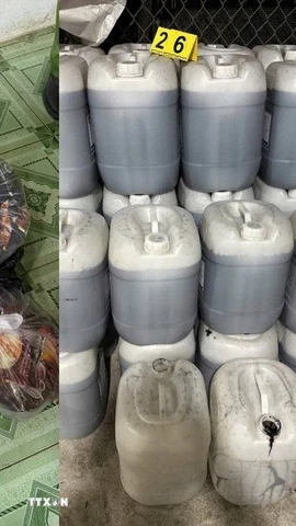 Hiện trường nơi các đối tượng sản xuất, chế biến cà phê bột giả. (Ảnh: TTXVN phát)