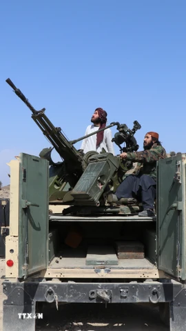 Các lực lượng an ninh Afghanistan tham gia chiến dịch quân sự chống lại Pakistan tại tỉnh Khost. (Ảnh: THX/TTXVN)