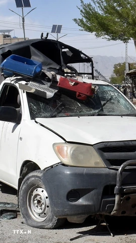 Xe cảnh sát bị hư hại trong một vụ đánh bom ở Quetta, Pakistan ngày 27/3/2025. (Ảnh: THX/TTXVN)