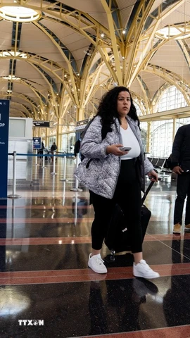 Hành khách tại sân bay quốc gia Ronald Reagan Washington ở Arlington, Virginia, Mỹ. (Ảnh: THX/TTXVN)