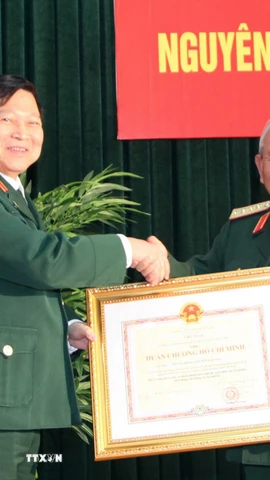 Đại tướng Lê Văn Dũng nhận Huân chương Hồ Chí Minh. (Ảnh: Đức Lúy/Thông tấn Quân sự phát)