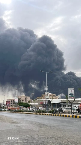 Khói bốc lên sau cuộc không kích của Israel tại Sanaa, Yemen. (Ảnh: THX/TTXVN)