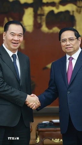 Thủ tướng Phạm Minh Chính tiếp Bộ trưởng Bộ Giáo dục và Thể thao Lào Thongsalith Mangnormek. (Ảnh: Dương Giang/TTXVN)