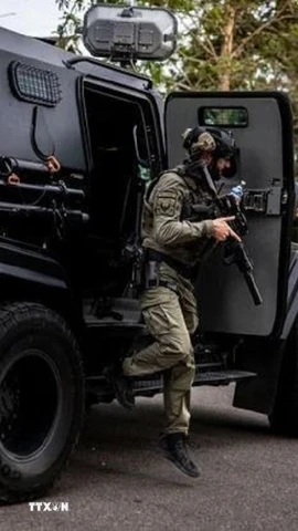 Cảnh sát Mỹ điều tra tại hiện trường một vụ tấn công. (Ảnh: CBS News/TTXVN)