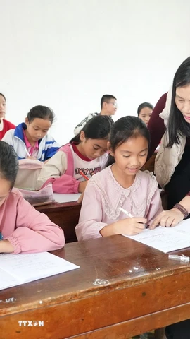 Những tiết học luôn đem đến sự hứng thú cho các em nhỏ tại lớp học tình thương xã Thiên Nhẫn. (Ảnh: Bích Huệ/TTXVN)