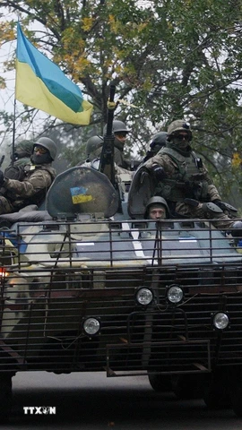 Binh sỹ Ukraine tuần tra tại thành phố Kramatorsk ở vùng Donetsk. (Ảnh: AFP/TTXVN)