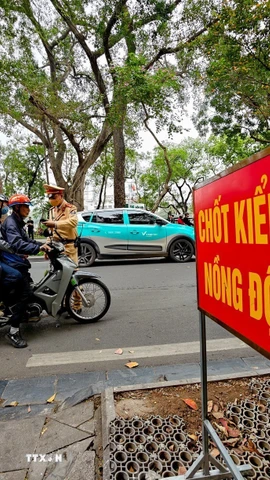 Cảnh sát Giao thông Hà Nội duy trì kiểm soát nồng độ cồn trong dịp Tết Nguyên đán. (Ảnh: Trung Nguyên/TTXVN)