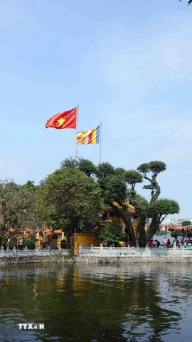 Chùa Trấn Quốc trong tiết trời Xuân Tết Bính Ngọ. (Ảnh: Phạm Kiên/TTXVN)