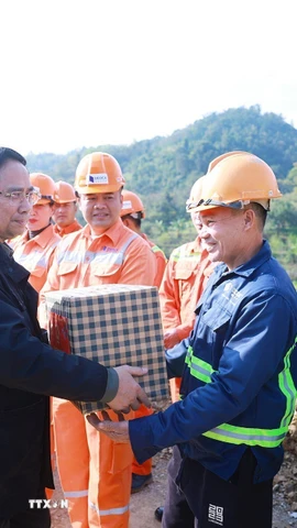 Thủ tướng Phạm Minh Chính chúc Tết công nhân thi công dự án đường cao tốc Đồng Đăng (Lạng Sơn)-Trà Lĩnh (Cao Bằng). (Ảnh: Dương Giang/TTXVN)