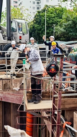 Chủ tịch Ủy ban Nhân dân thành phố Hà Nội Vũ Đại Thắng dẫn đầu Đoàn công tác kiểm tra, động viên và chúc Tết cán bộ, kỹ sư, công nhân tại một số công trường thi công các dự án chống úng ngập trọng điểm trên địa bàn. (Ảnh: Trung Nguyên/TTXVN)