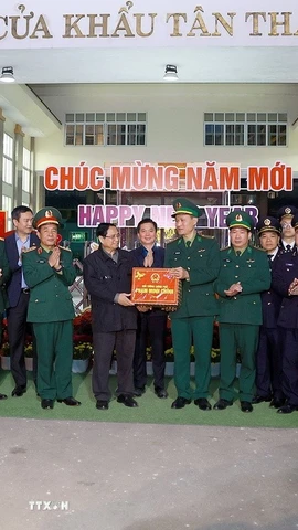 Thủ tướng Phạm Minh Chính đến thăm, chúc Tết các lực lượng làm nhiệm vụ tại cửa khẩu Tân Thanh (Lạng Sơn). (Ảnh: Dương Giang/TTXVN)