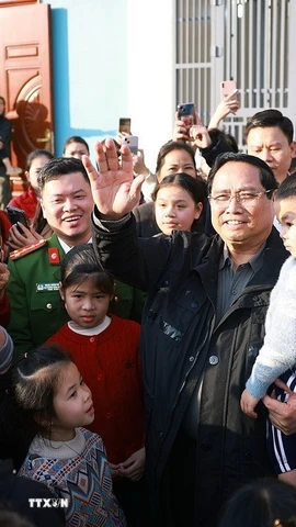 Thủ tướng Phạm Minh Chính thăm, chúc Tết nhân dân Khu tái định cư Đông Khê, Cao Bằng. (Ảnh: Dương Giang/TTXVN)
