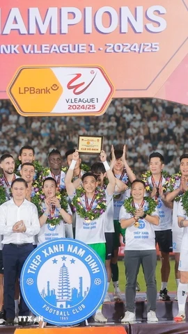 Ban tổ chức trao bảng danh vị cho đội vô địch, CLB Thép Xanh Nam Định. (Ảnh: Minh Quyết/TTXVN)