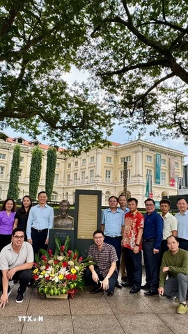 Cán bộ các cơ quan đại diện cùng Ban Liên lạc Cộng đồng, doanh nghiệp tại lễ dâng hoa trước tượng Bác trong khuôn viên Bảo tàng Văn minh châu Á. (Ảnh: Ngọc Khương/TTXVN)