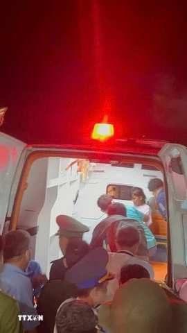 Khoảnh khắc cơ quan chức năng, người dân Lý Sơn đón 3 người mất tích trở về. (Ảnh: TTXVN phát)