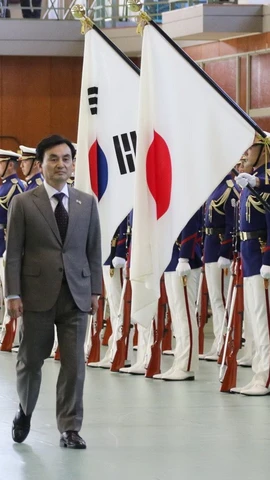 Bộ trưởng Quốc phòng Hàn Quốc Ahn Gyu-back (phải) và Bộ trưởng Quốc phòng Nhật Bản Shinjiro Koizumi duyệt đội danh dự tại trụ sở Lực lượng Phòng vệ Hàng hải Nhật Bản ở Yokosuka, tỉnh Kanagawa, Nhật Bản. (Nguồn: Yonhap)