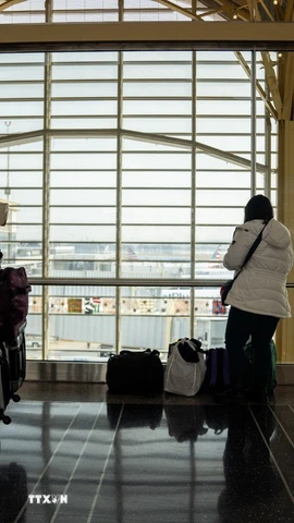 Hành khách tại sân bay quốc gia Ronald Reagan Washington ở Arlington, Virginia, Mỹ. (Ảnh: THX/TTXVN)