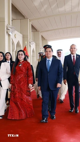 Lễ đón Thủ tướng Phạm Minh Chính cùng Phu nhân bắt đầu chuyến thăm chính thức Kuwait. (Ảnh: Dương Giang/TTXVN)
