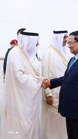 Lễ đón Thủ tướng Phạm Minh Chính cùng Phu nhân bắt đầu chuyến thăm chính thức Kuwait. (Ảnh: Dương Giang/TTXVN)