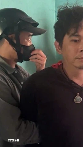 Trần Dương Hoàng (35 tuổi) ngụ ấp Thành Đông, xã Ninh Điền, tỉnh Tây Ninh bị Cơ quan chức năng bắt giữ. (Ảnh: TTXVN phát)