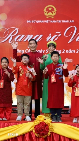 Đại sứ Phạm Việt Hùng và phu nhân Hồ Thị Thu Trang cùng các cháu thiếu nhi là con em cán bộ nhân viên Đại sứ quán. (Ảnh: Đỗ Sinh/TTXVN)