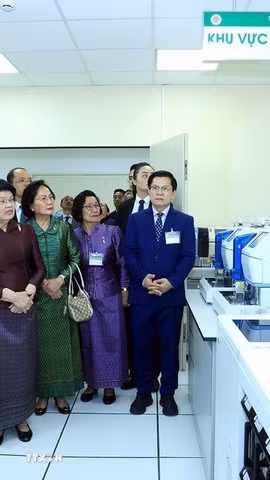 Chủ tịch Quốc hội Campuchia Samdech Khuon Sudary thăm Trung tâm Xét nghiệm, Bệnh viện Trung ương Quân đội 108. (Ảnh: Tuấn Anh/TTXVN)