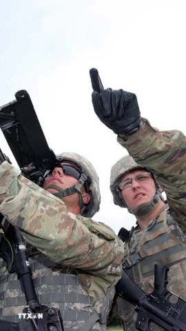 Trong ảnh: Binh sĩ Mỹ sử dụng tên lửa vác vai Stinger nhằm vào một mục tiêu giả định. (Nguồn: Quân đội Mỹ/TTXVN)