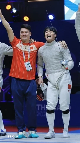 Niềm vui của đội tuyển đấu kiếm Việt Nam khi giành HCV dung đồng đội kiếm chém nam. (Ảnh: Minh Quyết/TTXVN)