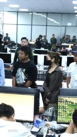 Lực lượng chức năng tỉnh Kratie đột kích một địa điểm tại huyện Snuol được sử dụng làm trung tâm lừa đảo trực tuyến trên địa bàn, bắt giữ hơn 300 người nước ngoài. (Ảnh: AKP/TTXVN phát)